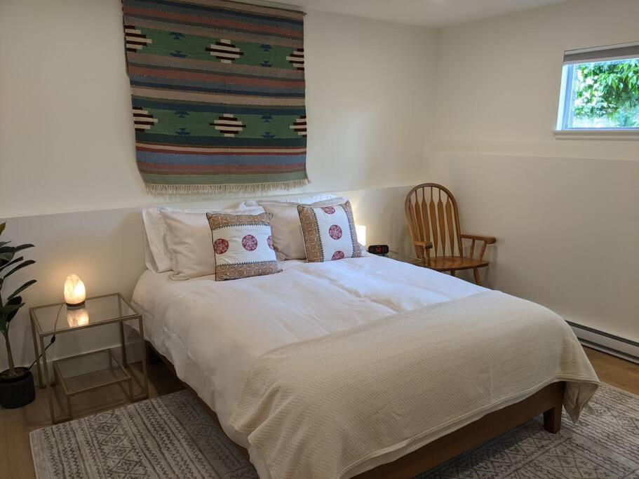 Bright Modern 1Br Suite In Sooke Village Core Экстерьер фото
