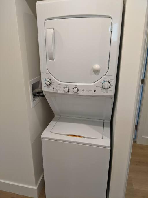 Bright Modern 1Br Suite In Sooke Village Core Экстерьер фото